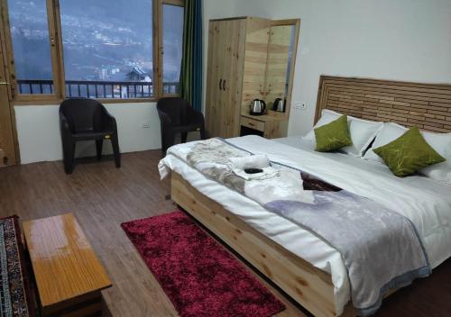 Postel nebo postele na pokoji v ubytování Bodh Holiday Homes by StayApart