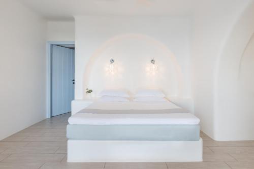 Una cama o camas en una habitación de Calme Boutique Hotel - Adults Only