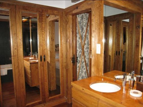 y baño de madera con lavabo y ducha. en Casa Valle de Arán - Baqueira, en Tredós