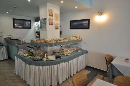 ein Buffet mit Speisen auf einem Tisch in einem Restaurant in der Unterkunft Mistral Hotel in Marina di Campo