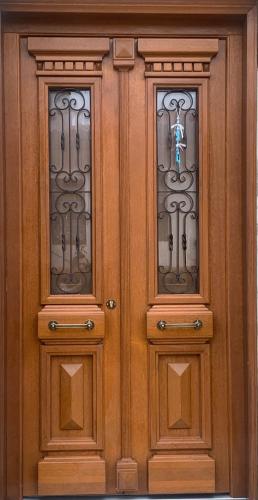 a wooden door with two glass windows on it at ΟΙΚΙΑ ΑΠΟΖΑΡΙ ΜΕΓΑΛΗ ΠΕΡΣΑ in Kastoria