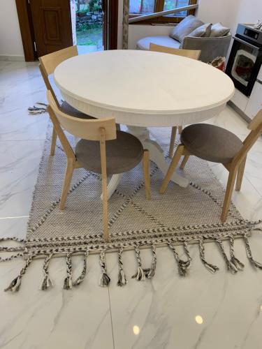 a table with two chairs and a white table with a chain around it at ΟΙΚΙΑ ΑΠΟΖΑΡΙ ΜΕΓΑΛΗ ΠΕΡΣΑ in Kastoria