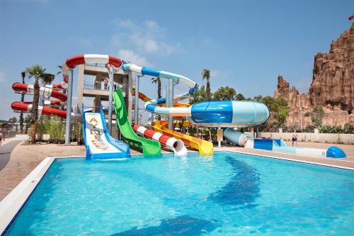 Бассейн в Aydinbey Queen's Palace & Spa - Ultra All Inclusive или поблизости