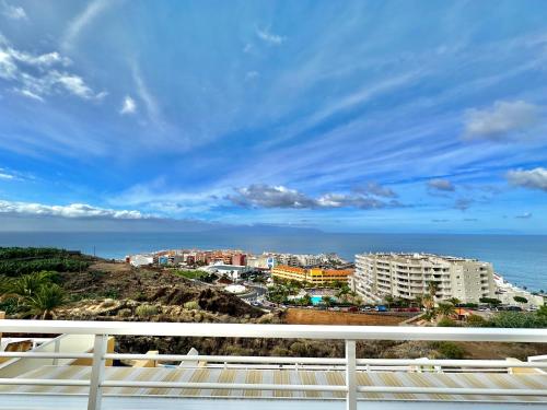una vista del océano desde un balcón en Mirador de Los Gigantes, en Puerto de Santiago