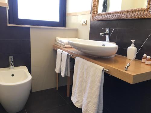 een badkamer met een wastafel en een toilet bij BeBIGEA Siracusa in Siracusa