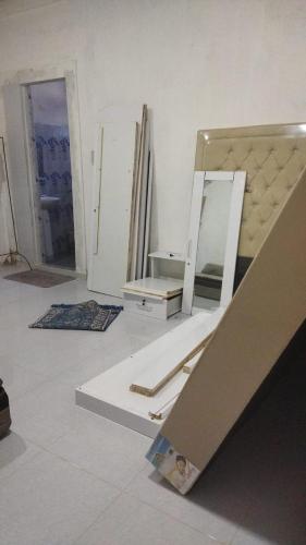 een kamer met een bed en spiegels. bij Ammaro Homestay and Cafe in Meulaboh