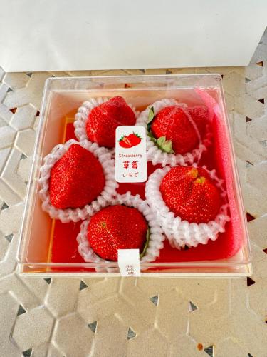 a plastic container filled with strawberries in a tray at 兆億申襄采民宿1741 Zhao Yì Shen Xiang Cai Homestay 1741 in Wujie