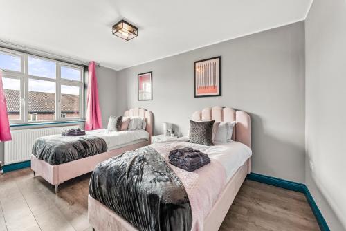 Cama ou camas em um quarto em Lush 4 Bed in Coventry - Sleeps 11