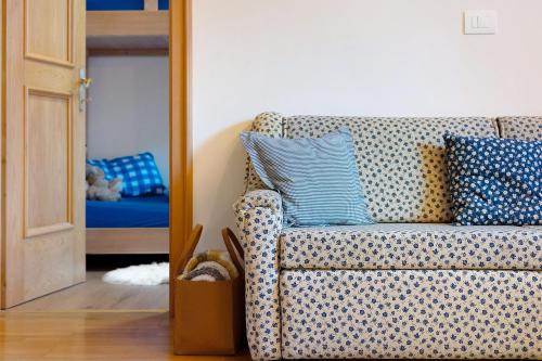 a living room with a couch and a mirror at Appartamento Cesa Wanker in Ortisei