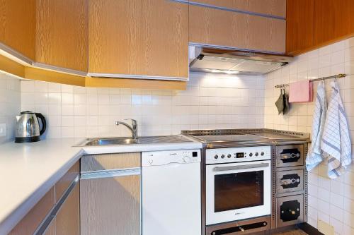 a kitchen with a stove and a sink at Appartamento Cesa Wanker in Ortisei