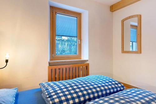 a bedroom with a bed and a window at Appartamento Cesa Wanker in Ortisei