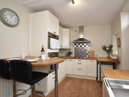 Η κουζίνα ή μικρή κουζίνα στο 2 Bed in Hamsterley 82620