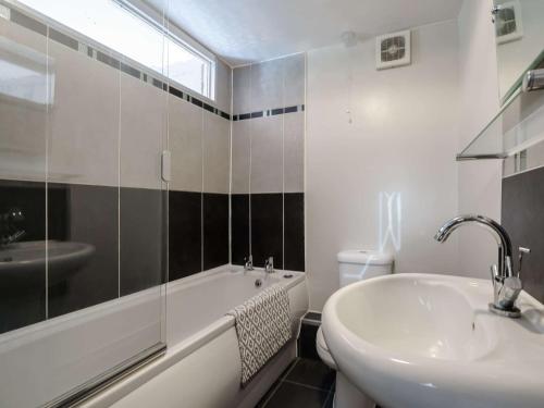 een badkamer met een bad, een wastafel en een bad bij 2 Bed in Hamsterley 82620 in Cockfield