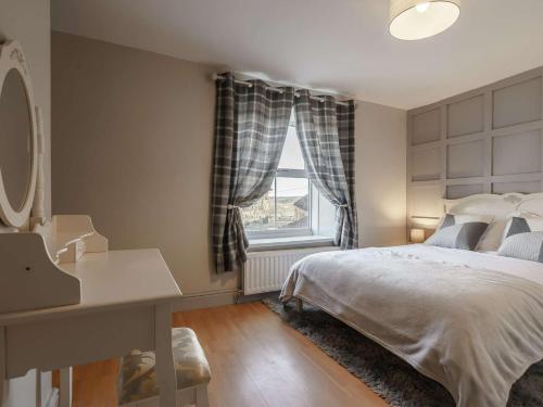 een slaapkamer met een bed, een wastafel en een raam bij 2 Bed in Hamsterley 82620 in Cockfield