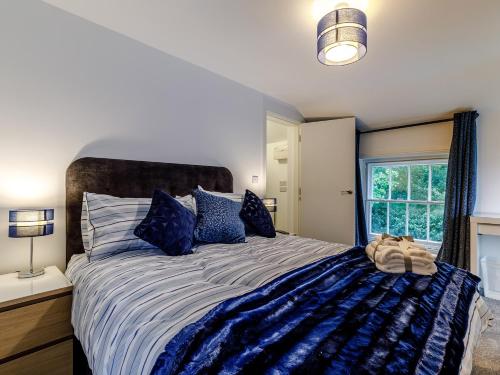 sypialnia z dużym łóżkiem z niebieskimi poduszkami w obiekcie 1 Bed in Chester 78587 w mieście Chester