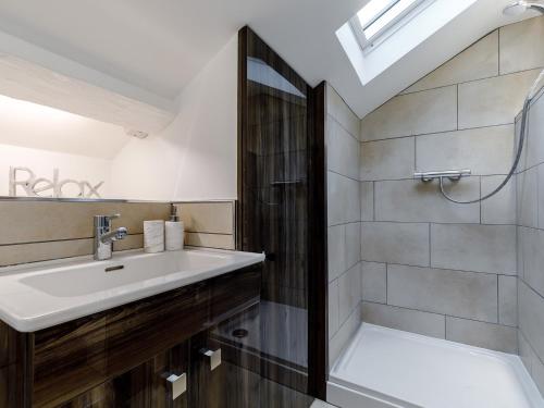 W łazience znajduje się umywalka i prysznic. w obiekcie 1 Bed in Chester 78587 w mieście Chester