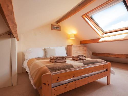 um quarto com uma cama com toalhas em 2 Bed in Wasdale SZ580 em Santon Bridge