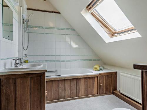 a bathroom with a bath tub and a sink at 2 bed in Pencelli BN281 in Llanhamlach