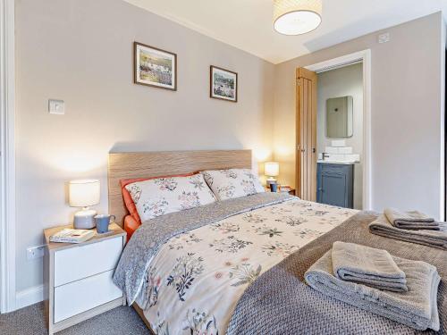 a bedroom with a bed and a night stand with two lamps at 2 Bed in Fritchley 81478 in Crich