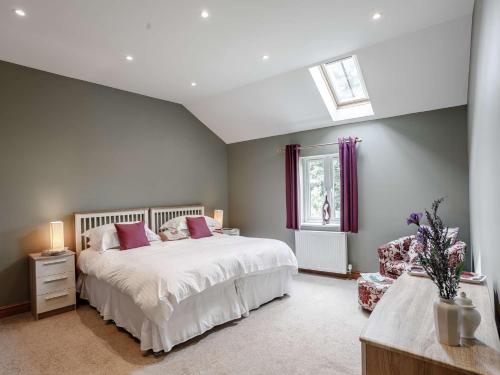 1 bed in Harrogate 83317 في Shaw Mills: غرفة نوم بسرير ابيض كبير ونافذة