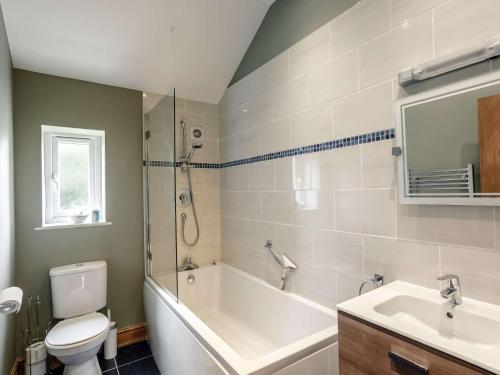 1 bed in Harrogate 83317 في Shaw Mills: حمام مع حوض ومرحاض ومغسلة