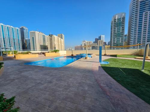 een zwembad in een stad met hoge gebouwen bij Luxury Apartment Al Khan Corniche View 2 BD in Sharjah