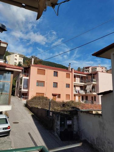 Το κτήριο όπου στεγάζεται  το διαμέρισμα
