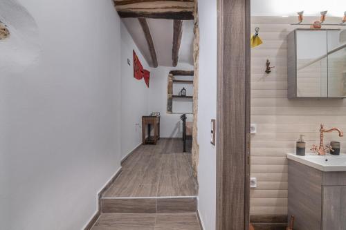 Koupelna v ubytování Stone Serenity,2BR Home in Sellia with Dreamy Sea Views