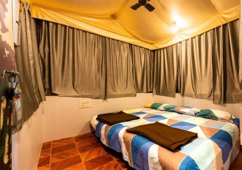1 dormitorio con 1 cama con techo en Areca Jungle Stays by StayApart, en Potolai