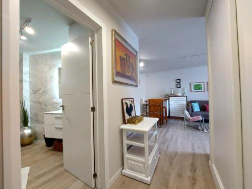 Habitación con pasillo, escritorio y cocina. en Apartamento PRIMERA LINEA DE MAR, en Tacoronte