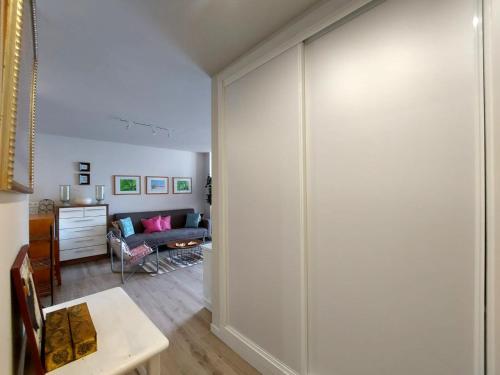 sala de estar con puerta corredera y sofá en Apartamento PRIMERA LINEA DE MAR, en Tacoronte