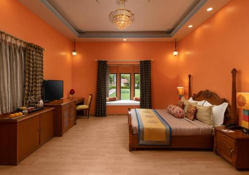 TV a/nebo společenská místnost v ubytování jüSTa Rajputana Resort & Convention Centre, Udaipur