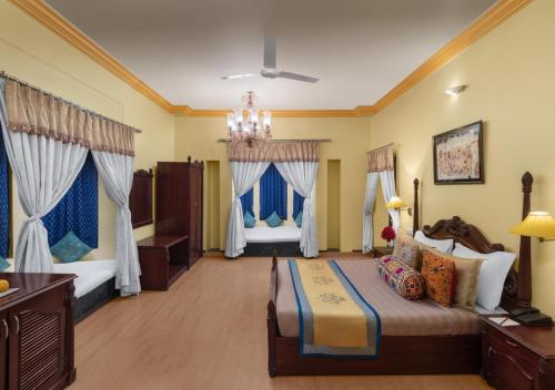 Postel nebo postele na pokoji v ubytování jüSTa Rajputana Resort & Convention Centre, Udaipur