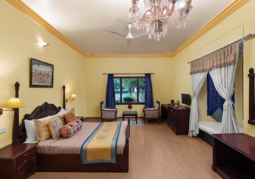 Postel nebo postele na pokoji v ubytování jüSTa Rajputana Resort & Convention Centre, Udaipur