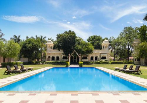 Bazén v ubytování jüSTa Rajputana Resort & Convention Centre, Udaipur nebo v jeho okolí