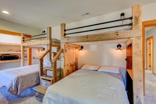 1 dormitorio con 2 literas en una casa en Mountain Range Retreat, en Vilas