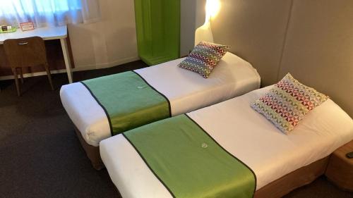 two beds sitting next to each other in a room at Campanile Annemasse Gare– Genève in Annemasse