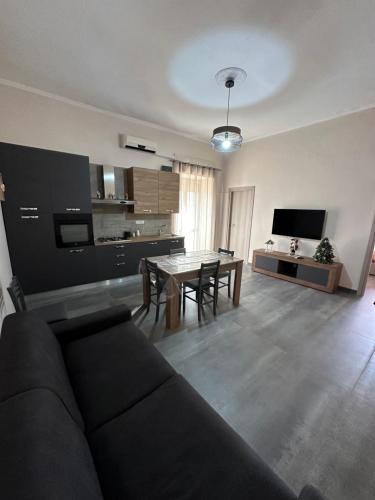 ein Wohnzimmer mit einem Sofa und einem Tisch in der Unterkunft Appartamento in piazzetta in Trecase