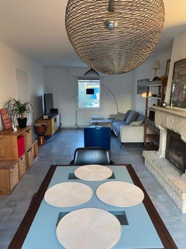 un salon avec un canapé et une cheminée dans l'établissement Maison Familiale Saint-Malo, à Saint-Malo