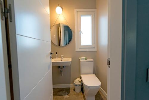 y baño con aseo y lavamanos. en Habitaciones Privadas en mi acogedor Chalet - Private rooms en Madrid