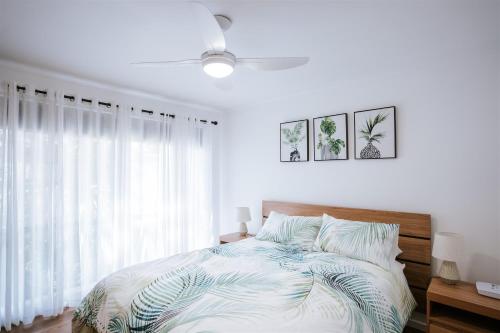 Una cama o camas en una habitación de Red Door On Cade