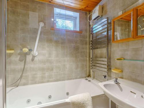 bagno con vasca e lavandino di 1 bed in Sandown 85248 a Sandown