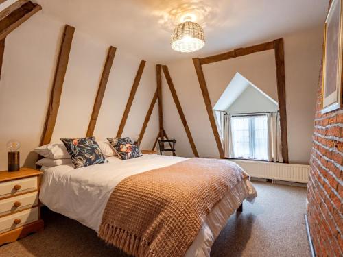 um quarto com uma cama e uma parede de tijolos em 2 Bed in Tattingstone 86982 em Bentley