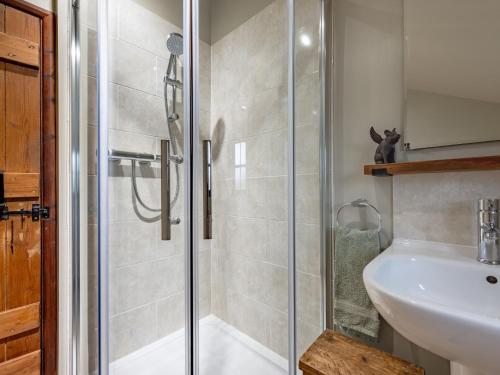 uma casa de banho com um chuveiro e um lavatório. em 2 Bed in Tattingstone 86982 em Bentley