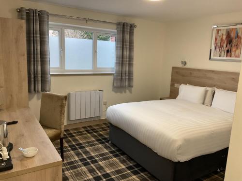 1 dormitorio con cama y ventana en The Claremont Preston en Preston