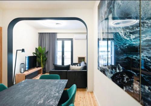 salon z dużym obrazem na ścianie w obiekcie MORE LIFE #Unique Appartment In City Heart w Salonikach