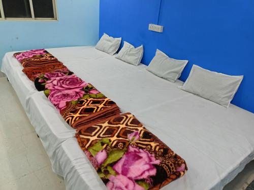 - un grand lit avec couverture dans l'établissement M Baba Guest House, à Ujjain