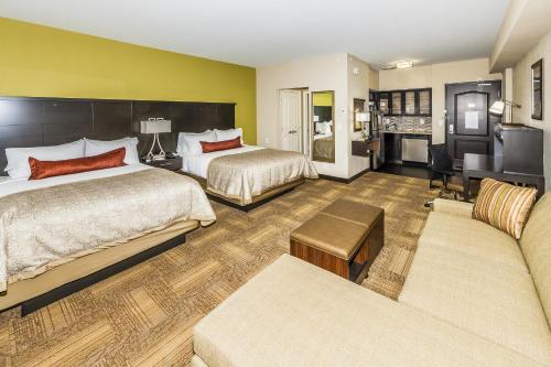 Staybridge Suites Knoxville West, an IHG Hotel في نوكسفيل: غرفة فندقية بسريرين واريكة