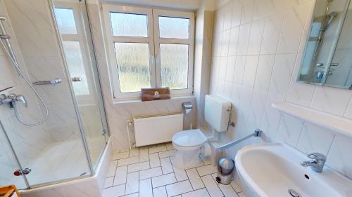 グレーミッツにあるGrüntal-Residenz Haus II App. 4のバスルーム(トイレ、シャワー、シンク付)