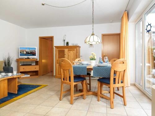 uma sala de jantar com mesa e cadeiras em Ferienwohnungen Fischerstieg Pier 17 em Timmendorf